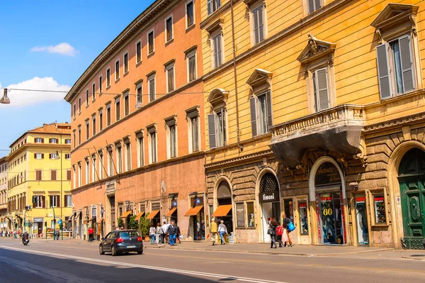 ROME, ITALY - 7 Mayıs 2016: Roma Tarih Merkezi Mimarisi, İtalya. Roma İtalya 'nın başkenti ve popüler bir turistik merkezdir.