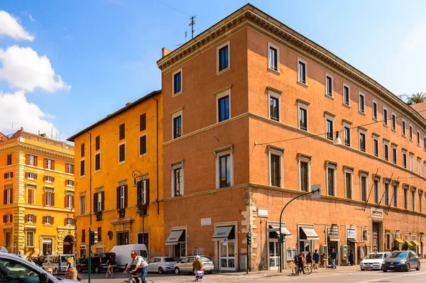 ROME, ITALY - 7 Mayıs 2016: Roma Tarih Merkezi Mimarisi, İtalya. Roma İtalya 'nın başkenti ve popüler bir turistik merkezdir.