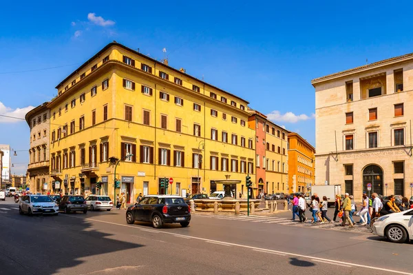 ROME, ITALY - 7 Mayıs 2016: Roma Tarih Merkezi Mimarisi, İtalya. Roma İtalya 'nın başkenti ve popüler bir turistik merkezdir.