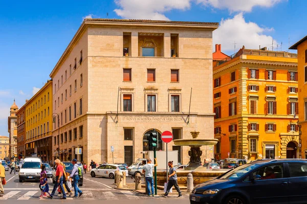 ROME, ITALY - 7 Mayıs 2016: Roma Tarih Merkezi Mimarisi, İtalya. Roma İtalya 'nın başkenti ve popüler bir turistik merkezdir.