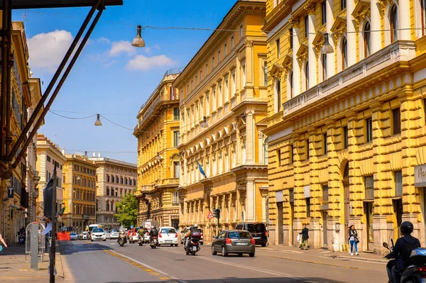 ROME, ITALY - 7 Mayıs 2016: Roma Tarih Merkezi Mimarisi, İtalya. Roma İtalya 'nın başkenti ve popüler bir turistik merkezdir.
