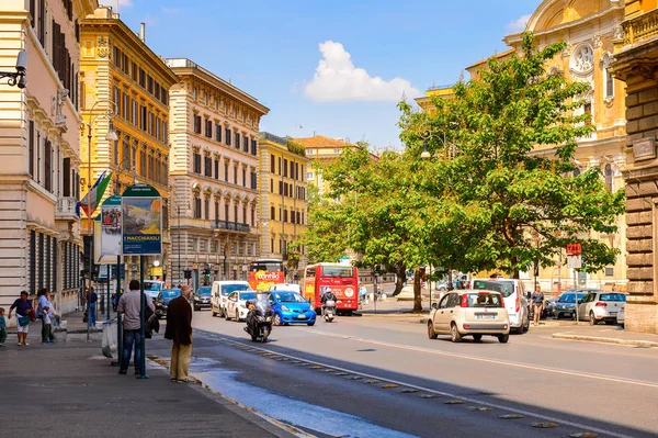 ROME, ITALY - 7 Mayıs 2016: Roma Tarih Merkezi Mimarisi, İtalya. Roma İtalya 'nın başkenti ve popüler bir turistik merkezdir.