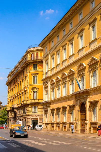 ROME, ITALY - 7 Mayıs 2016: Roma Tarih Merkezi Mimarisi, İtalya. Roma İtalya 'nın başkenti ve popüler bir turistik merkezdir.