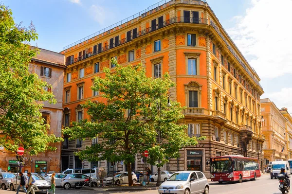 ROME, ITALY - 7 Mayıs 2016: Roma Tarih Merkezi Mimarisi, İtalya. Roma İtalya 'nın başkenti ve popüler bir turistik merkezdir.