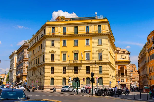 ROME, ITALY - 7 Mayıs 2016: Roma Tarih Merkezi Mimarisi, İtalya. Roma İtalya 'nın başkenti ve popüler bir turistik merkezdir.