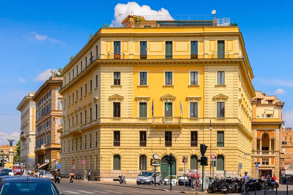 ROME, ITALY - 7 Mayıs 2016: Roma Tarih Merkezi Mimarisi, İtalya. Roma İtalya 'nın başkenti ve popüler bir turistik merkezdir.