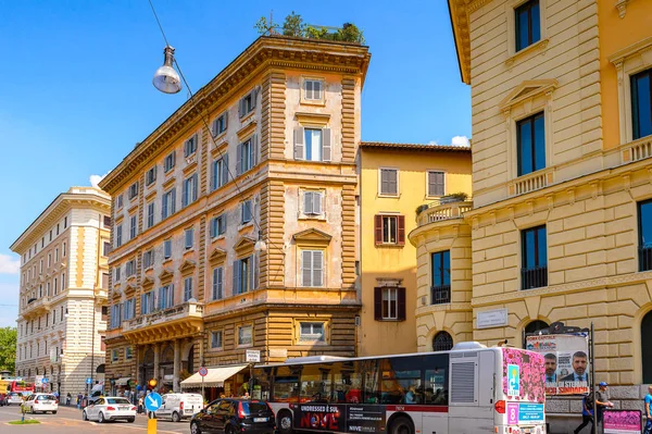 ROME, ITALY - 7 Mayıs 2016: Roma Tarih Merkezi Mimarisi, İtalya. Roma İtalya 'nın başkenti ve popüler bir turistik merkezdir.