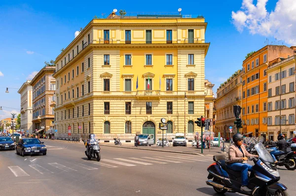 ROME, ITALY - 7 Mayıs 2016: Roma Tarih Merkezi Mimarisi, İtalya. Roma İtalya 'nın başkenti ve popüler bir turistik merkezdir.