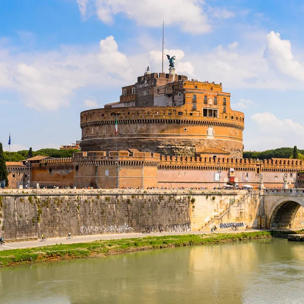 Roma, İtalya - 7 Mayıs 2016: Roma Tarihi Merkezi'nde Saint Angelo Kalesi, İtalya. Roma İtalya'nın başkenti ve popüler bir turistik yer