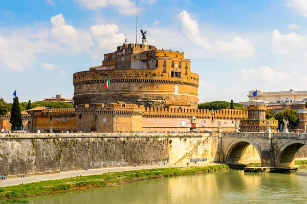 Roma, İtalya - 7 Mayıs 2016: Roma Tarihi Merkezi'nde Saint Angelo Kalesi, İtalya. Roma İtalya'nın başkenti ve popüler bir turistik yer