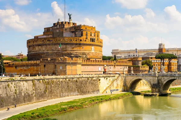 Roma, İtalya - 7 Mayıs 2016: Roma Tarihi Merkezi'nde Saint Angelo Kalesi, İtalya. Roma İtalya'nın başkenti ve popüler bir turistik yer