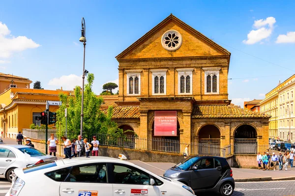 ROME, ITALY - 7 Mayıs 2016: Roma Tarih Merkezi Mimarisi, İtalya. Roma İtalya 'nın başkenti ve popüler bir turistik merkezdir.