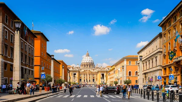 Roma, İtalya - 7 Mayıs 2016: St. Peter Meydanı'na giden yol (Vatikan, Roma, İtalya), Rönesans mimarisi. Roma'da popualr turistik yerlerinden biri