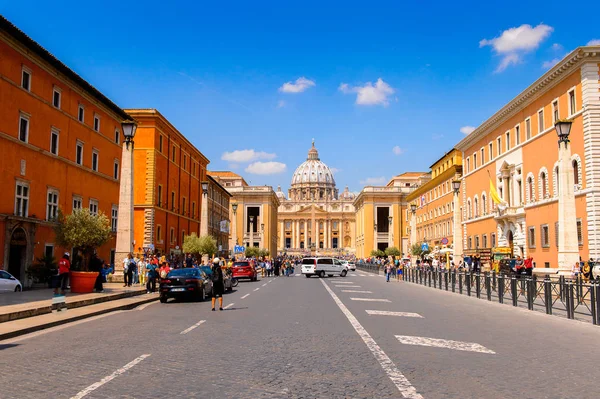 Roma, İtalya - 7 Mayıs 2016: St. Peter Meydanı'na giden yol (Vatikan, Roma, İtalya), Rönesans mimarisi. Roma'da popualr turistik yerlerinden biri