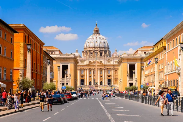 Roma, İtalya - 7 Mayıs 2016: St. Peter Meydanı'na giden yol (Vatikan, Roma, İtalya), Rönesans mimarisi. Roma'da popualr turistik yerlerinden biri