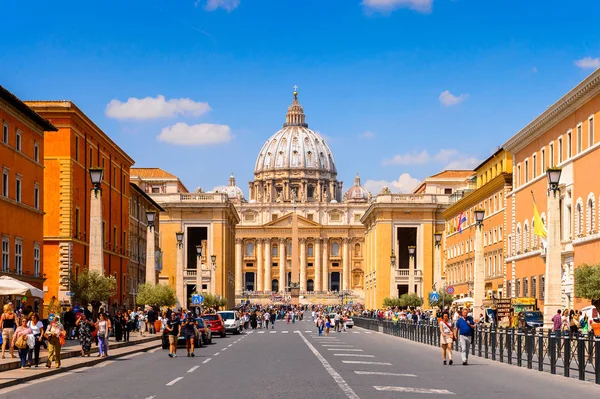Roma, İtalya - 7 Mayıs 2016: St. Peter Meydanı'na giden yol (Vatikan, Roma, İtalya), Rönesans mimarisi. Roma'da popualr turistik yerlerinden biri