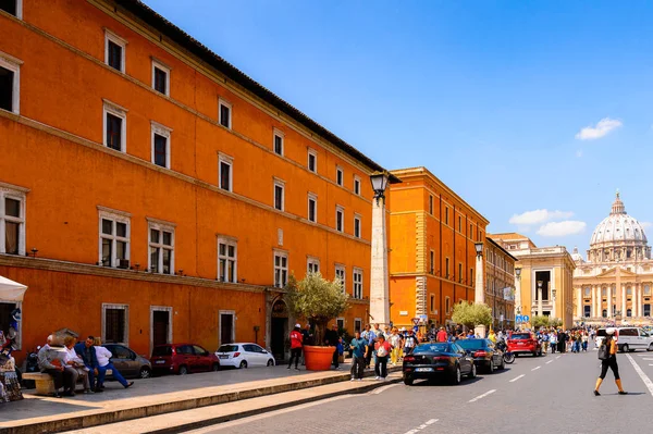 意大利罗马 2016年5月7日 圣彼得广场 梵蒂冈 意大利 文艺复兴时期的建筑 罗马的流行文化旅游胜地之一 — 图库照片