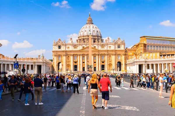 Roma, İtalya - 7 Mayıs 2016: Aziz Petrus Meydanı (Vatikan, Roma, İtalya), Rönesans mimarisi. Roma'da popualr turistik yerlerinden biri
