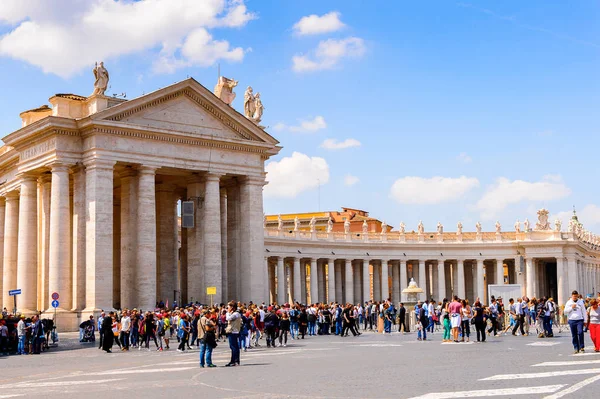 Roma, İtalya - 7 Mayıs 2016: Aziz Petrus Meydanı (Vatikan, Roma, İtalya), Rönesans mimarisi. Roma'da popualr turistik yerlerinden biri