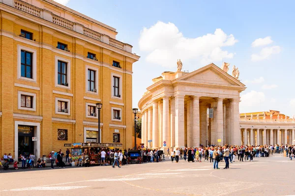 Roma, İtalya - 7 Mayıs 2016: Aziz Petrus Meydanı (Vatikan, Roma, İtalya), Rönesans mimarisi. Roma'da popualr turistik yerlerinden biri