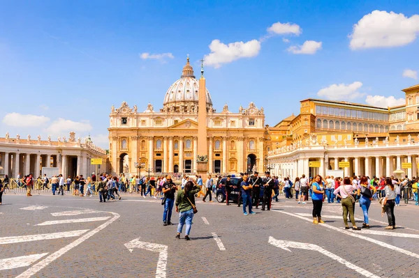 Roma, İtalya - 7 Mayıs 2016: Aziz Petrus Meydanı (Vatikan, Roma, İtalya), Rönesans mimarisi. Roma'da popualr turistik yerlerinden biri