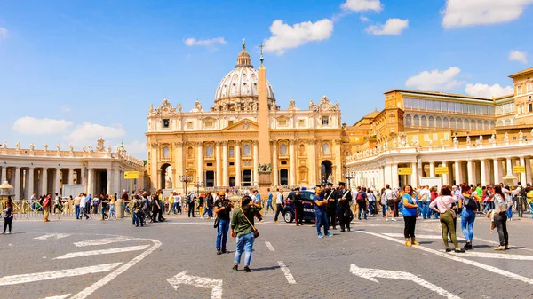 Roma, İtalya - 7 Mayıs 2016: Aziz Petrus Katedrali (Vatikan, Roma, İtalya), Rönesans mimarisi. Roma'da popualr turistik yerlerinden biri