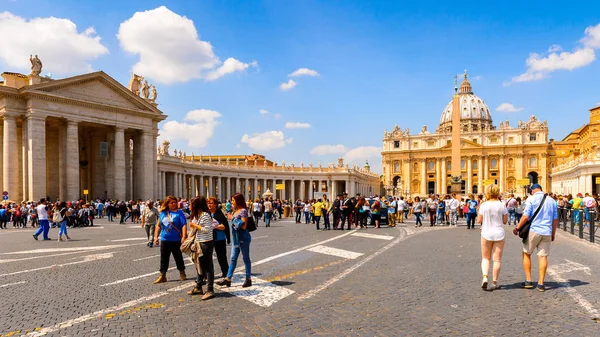 Roma, İtalya - 7 Mayıs 2016: Aziz Petrus Meydanı (Vatikan, Roma, İtalya), Rönesans mimarisi. Roma'da popualr turistik yerlerinden biri