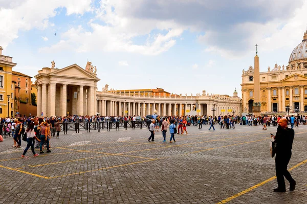 Roma, İtalya - 7 Mayıs 2016: Aziz Petrus Meydanı (Vatikan, Roma, İtalya), Rönesans mimarisi. Roma'da popualr turistik yerlerinden biri