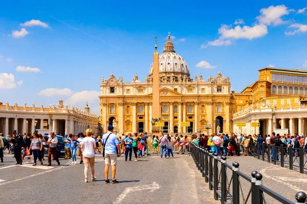 Roma, İtalya - 7 Mayıs 2016: Aziz Petrus Meydanı (Vatikan, Roma, İtalya), Rönesans mimarisi. Roma'da popualr turistik yerlerinden biri