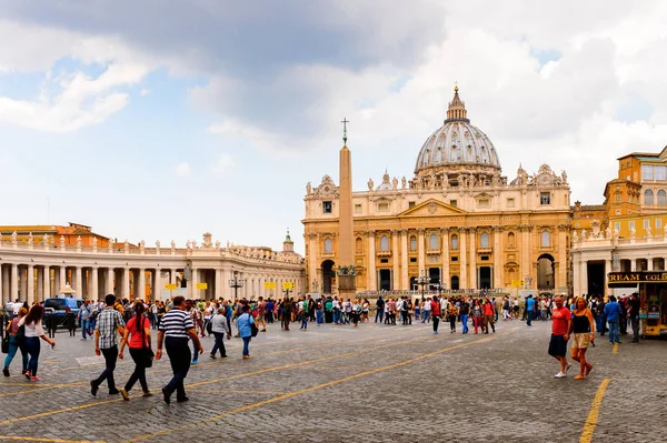 Roma, İtalya - 7 Mayıs 2016: Aziz Petrus Meydanı (Vatikan, Roma, İtalya), Rönesans mimarisi. Roma'da popualr turistik yerlerinden biri