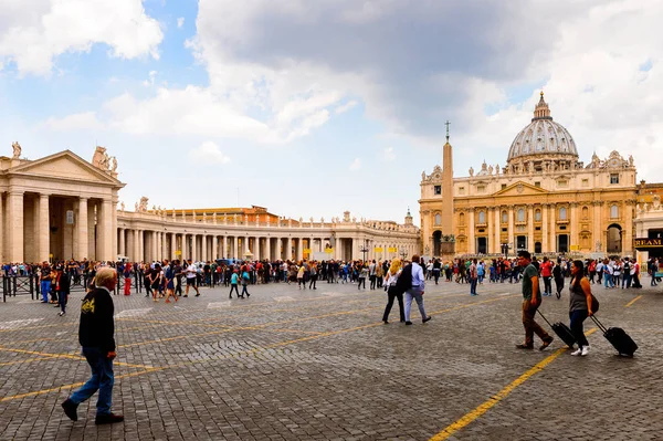 Roma, İtalya - 7 Mayıs 2016: Aziz Petrus Meydanı (Vatikan, Roma, İtalya), Rönesans mimarisi. Roma'da popualr turistik yerlerinden biri