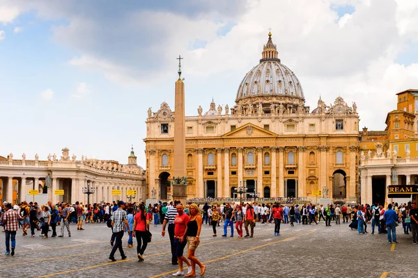 Roma, İtalya - 7 Mayıs 2016: Aziz Petrus Meydanı (Vatikan, Roma, İtalya), Rönesans mimarisi. Roma'da popualr turistik yerlerinden biri