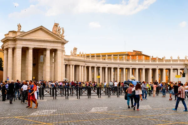 Roma, İtalya - 7 Mayıs 2016: Aziz Petrus Meydanı (Vatikan, Roma, İtalya), Rönesans mimarisi. Roma'da popualr turistik yerlerinden biri