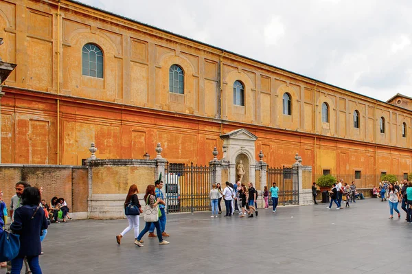 Vatikan, Vatikan - 7 Mayıs 2016: Vatikan Müzesi'nin dış cephesi. 1506 yılında kurulmuştur.