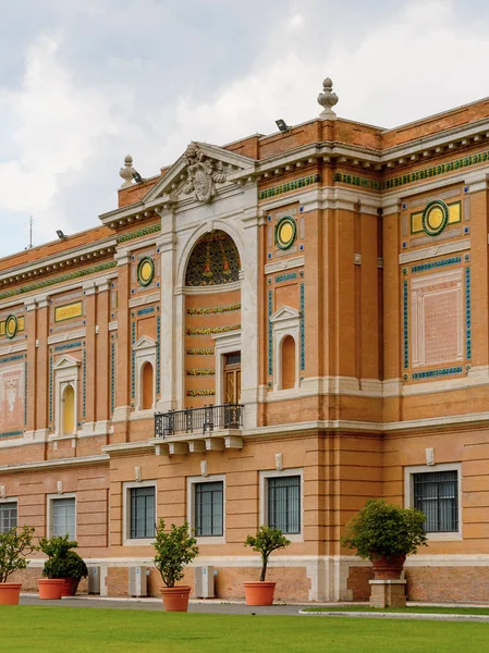 Vatikan, Vatikan - 7 Mayıs 2016: Vatikan Müzesi'nin dış cephesi. 1506 yılında kurulmuştur.