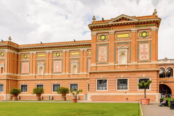 Vatikan, Vatikan - 7 Mayıs 2016: Vatikan Müzesi'nin dış cephesi. 1506 yılında kurulmuştur.