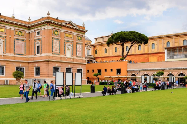 Vatikan, Vatikan - 7 Mayıs 2016: Vatikan Müzeleri'nde Pinecone Avlusu. 1506 yılında kurulmuştur.