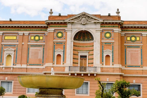 Vatikan, Vatikan - 7 Mayıs 2016: Vatikan Müzeleri'nde Pinecone Avlusu. 1506 yılında kurulmuştur.