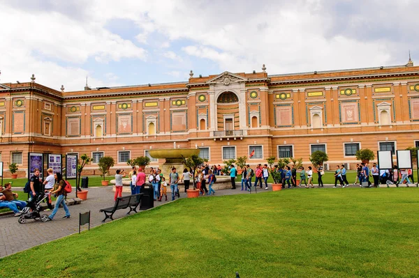 Vatikan, Vatikan - 7 Mayıs 2016: Vatikan Müzeleri'nde Pinecone Avlusu. 1506 yılında kurulmuştur.