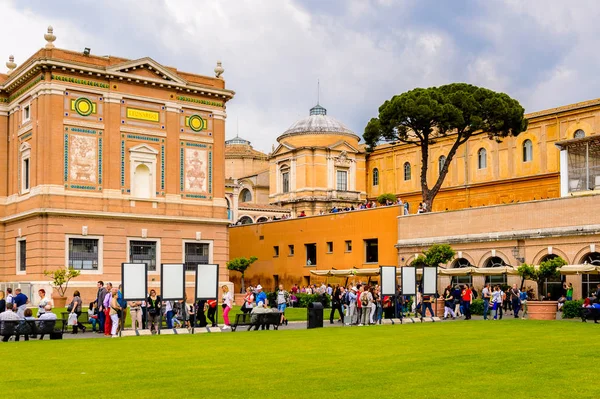 Vatikan, Vatikan - 7 Mayıs 2016: Vatikan Müzeleri'nde Pinecone Avlusu. 1506 yılında kurulmuştur.
