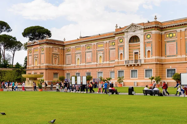 Vatikan, Vatikan - 7 Mayıs 2016: Vatikan Müzeleri'nde Pinecone Avlusu. 1506 yılında kurulmuştur.