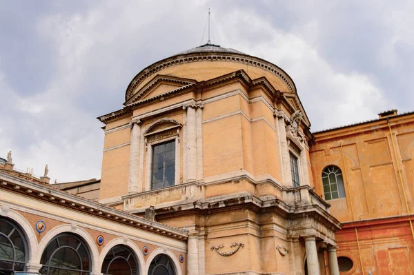 Vatikan, Vatikan - 7 Mayıs 2016: Vatikan Müzeleri'nde Pinecone Avlusu. 1506 yılında kurulmuştur.