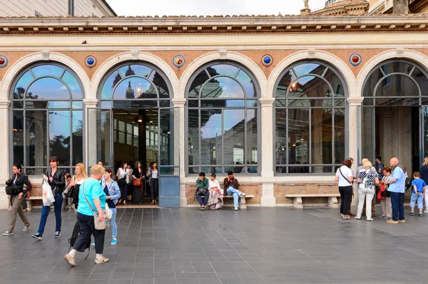 Vatikan, Vatikan - 7 Mayıs 2016: Vatikan Müzeleri'nde Pinecone Avlusu. 1506 yılında kurulmuştur.