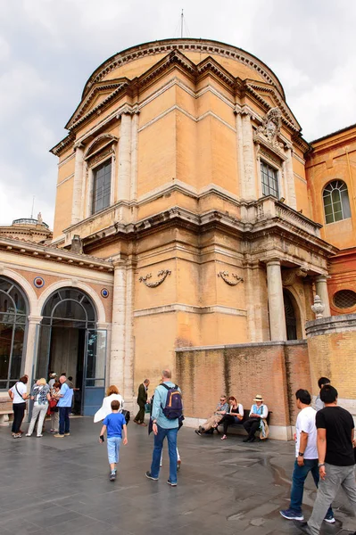 Vatikan, Vatikan - 7 Mayıs 2016: Vatikan Müzeleri'nde Pinecone Avlusu. 1506 yılında kurulmuştur.