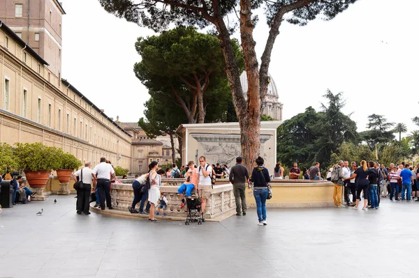 Vatikan, Vatikan - 7 Mayıs 2016: Vatikan Müzeleri'nde Pinecone Avlusu. 1506 yılında kurulmuştur.