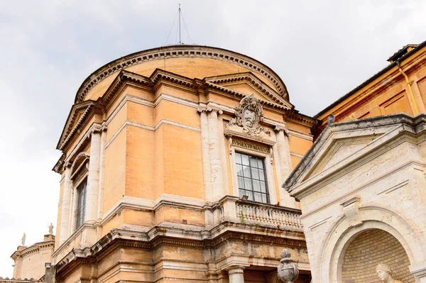 Vatikan, Vatikan - 7 Mayıs 2016: Vatikan Müzeleri'nde Pinecone Avlusu. 1506 yılında kurulmuştur.