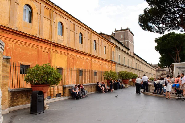 Vatikan, Vatikan - 7 Mayıs 2016: Vatikan Müzeleri'nde Pinecone Avlusu. 1506 yılında kurulmuştur.