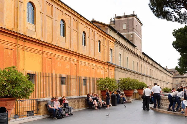Vatikan, Vatikan - 7 Mayıs 2016: Vatikan Müzeleri'nde Pinecone Avlusu. 1506 yılında kurulmuştur.