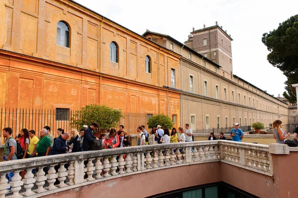 Vatikan, Vatikan - 7 Mayıs 2016: Vatikan Müzeleri'nde Pinecone Avlusu. 1506 yılında kurulmuştur.