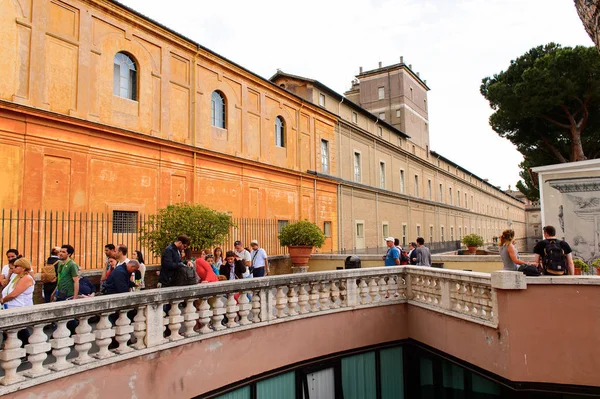 Vatikan, Vatikan - 7 Mayıs 2016: Vatikan Müzeleri'nde Pinecone Avlusu. 1506 yılında kurulmuştur.